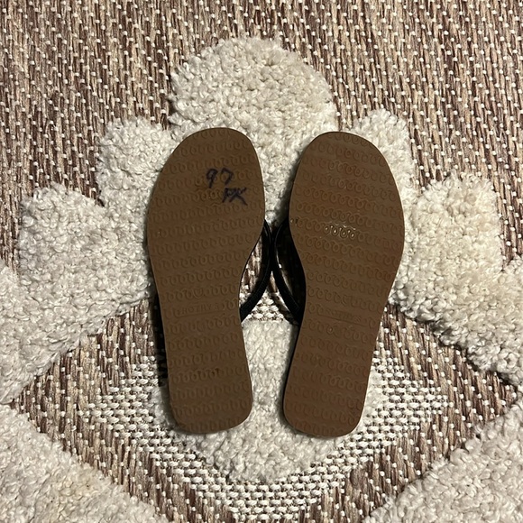 Rothy’s Black Flip Flops Size 5 - Picture 3 of 3